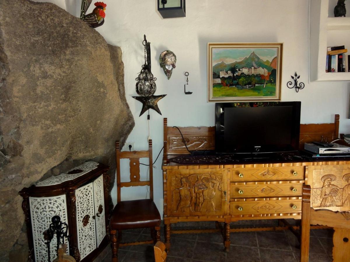 Castillo Lanzarote Villa Sophie - Luxury Villa -Sleep In A Volcanic Cave With Heated Pool 티아즈 외부 사진