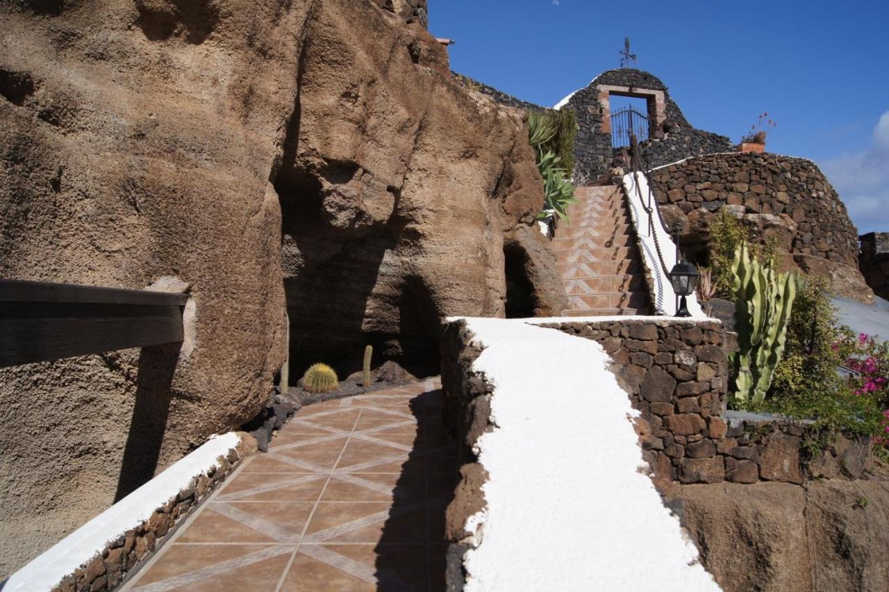 Castillo Lanzarote Villa Sophie - Luxury Villa -Sleep In A Volcanic Cave With Heated Pool 티아즈 외부 사진