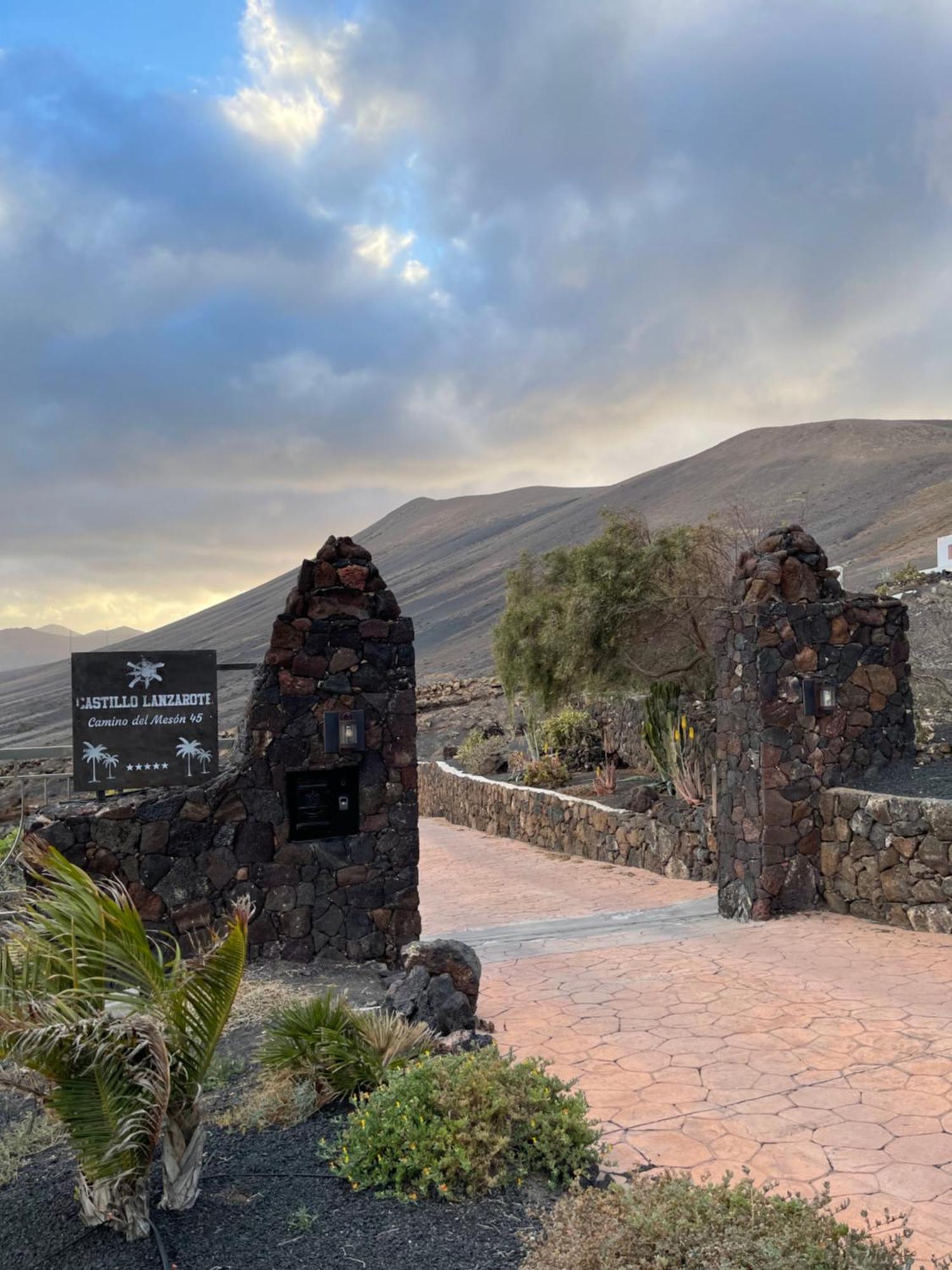 Castillo Lanzarote Villa Sophie - Luxury Villa -Sleep In A Volcanic Cave With Heated Pool 티아즈 외부 사진