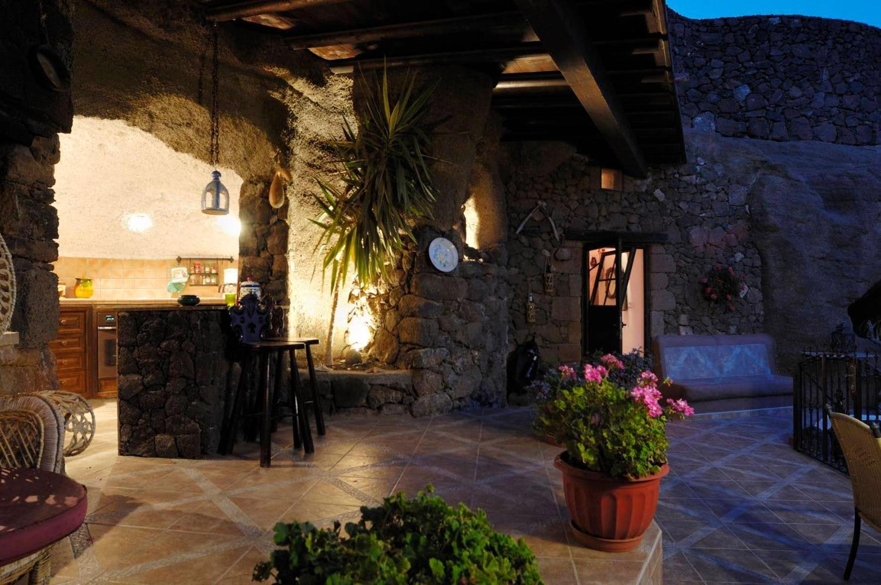 Castillo Lanzarote Villa Sophie - Luxury Villa -Sleep In A Volcanic Cave With Heated Pool 티아즈 외부 사진