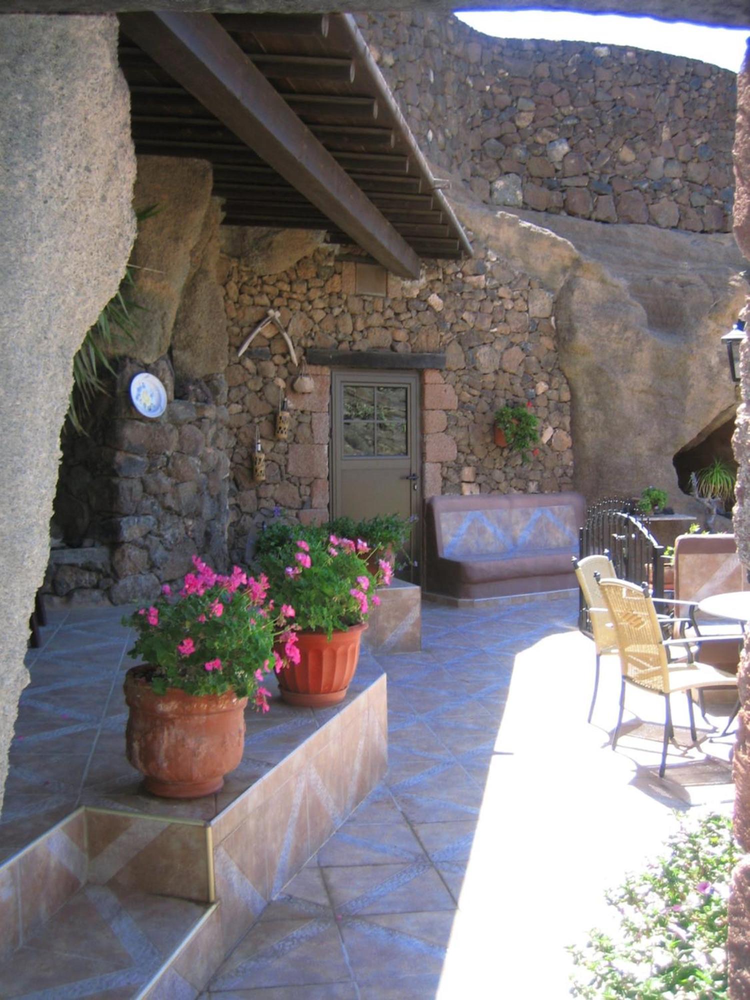 Castillo Lanzarote Villa Sophie - Luxury Villa -Sleep In A Volcanic Cave With Heated Pool 티아즈 외부 사진