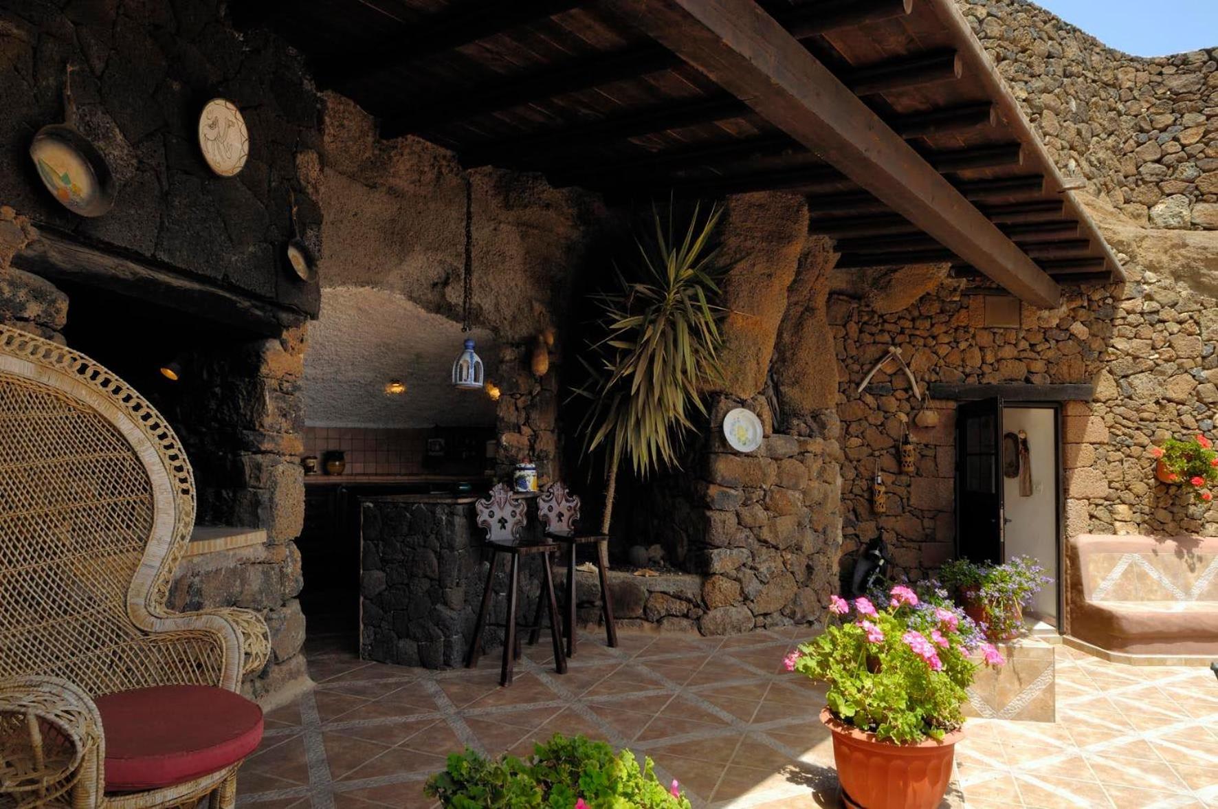 Castillo Lanzarote Villa Sophie - Luxury Villa -Sleep In A Volcanic Cave With Heated Pool 티아즈 외부 사진