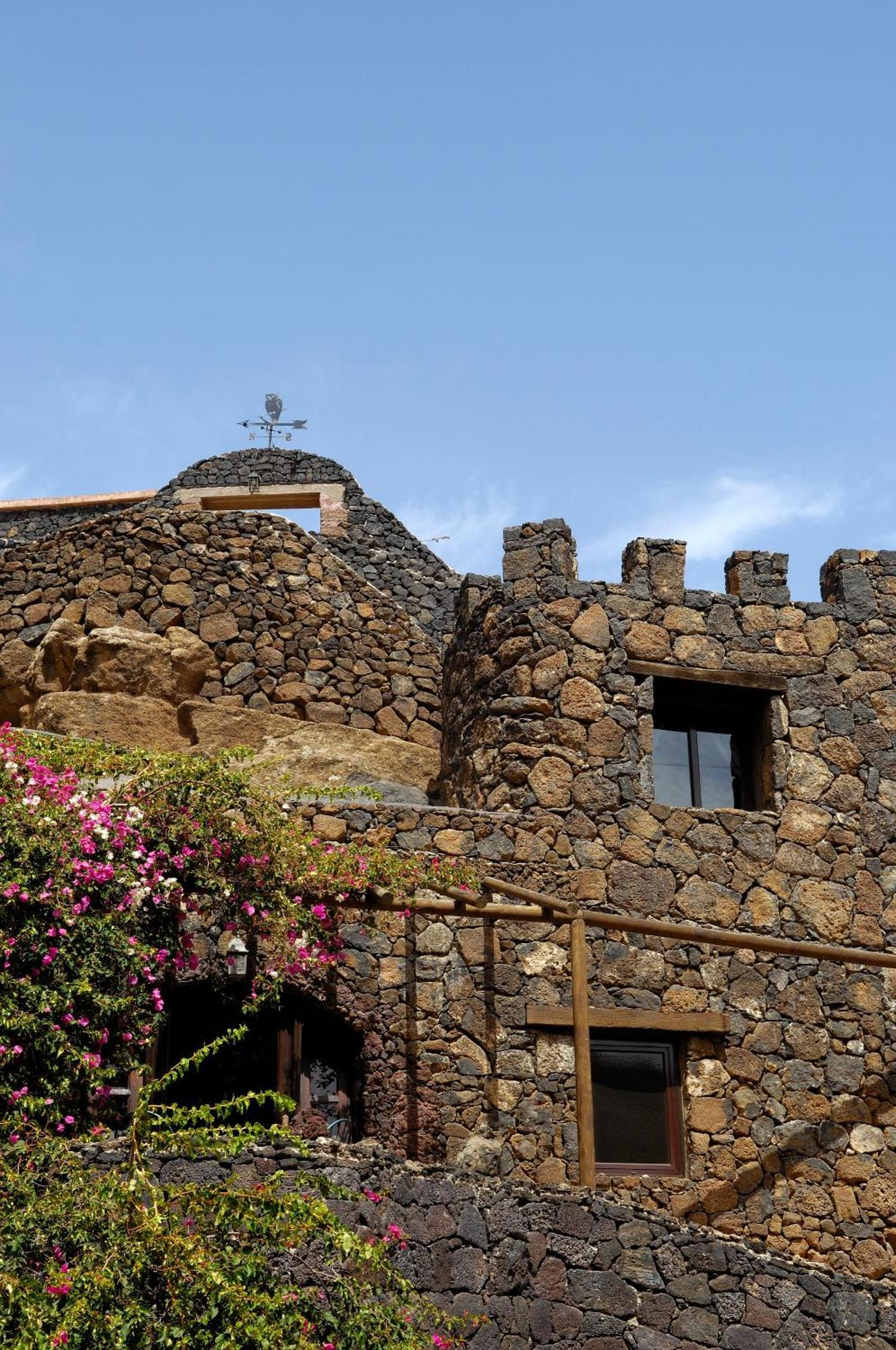 Castillo Lanzarote Villa Sophie - Luxury Villa -Sleep In A Volcanic Cave With Heated Pool 티아즈 외부 사진