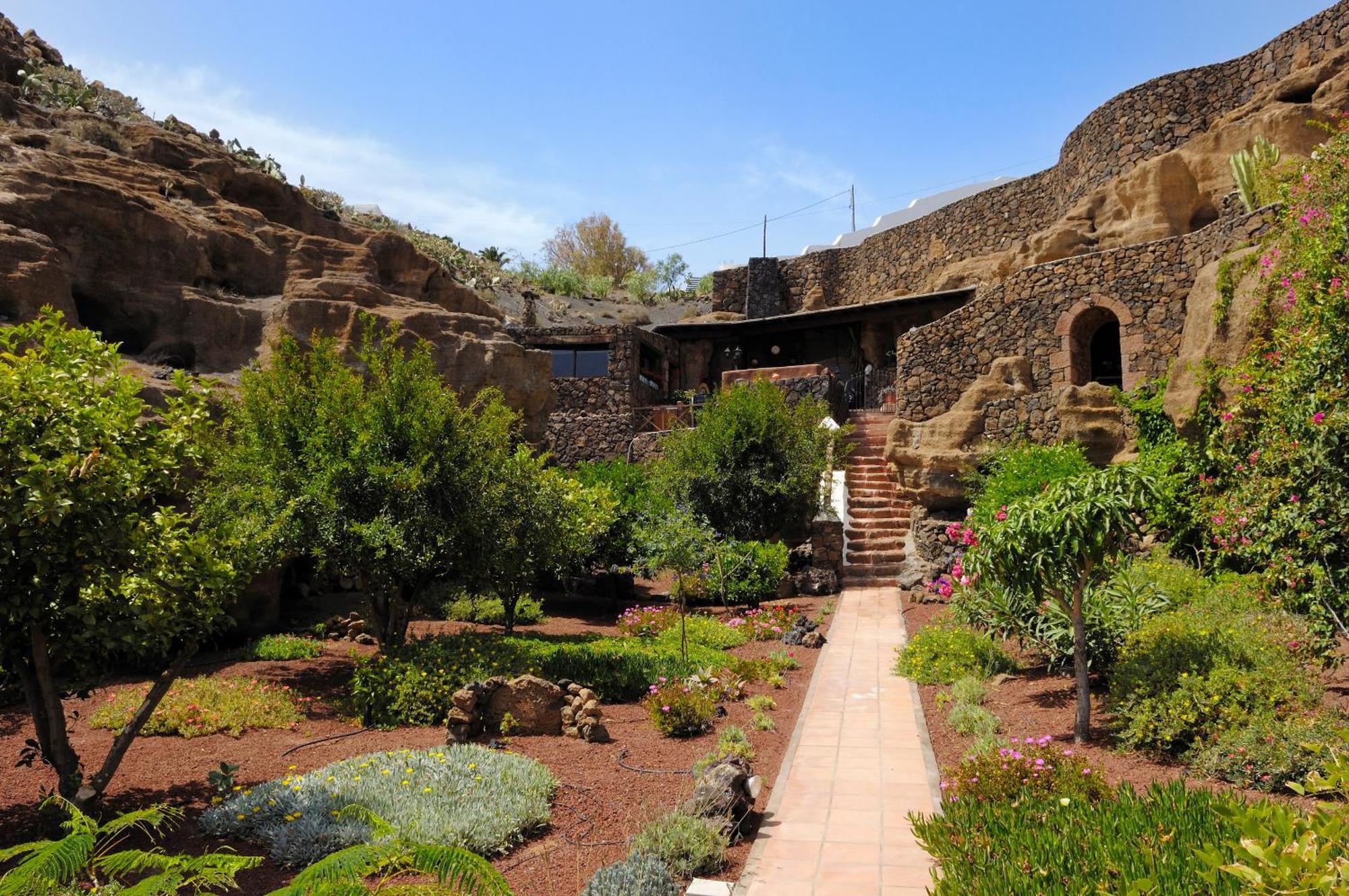 Castillo Lanzarote Villa Sophie - Luxury Villa -Sleep In A Volcanic Cave With Heated Pool 티아즈 외부 사진