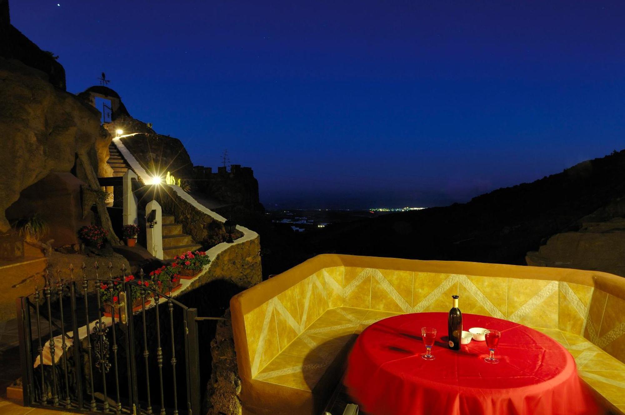 Castillo Lanzarote Villa Sophie - Luxury Villa -Sleep In A Volcanic Cave With Heated Pool 티아즈 외부 사진