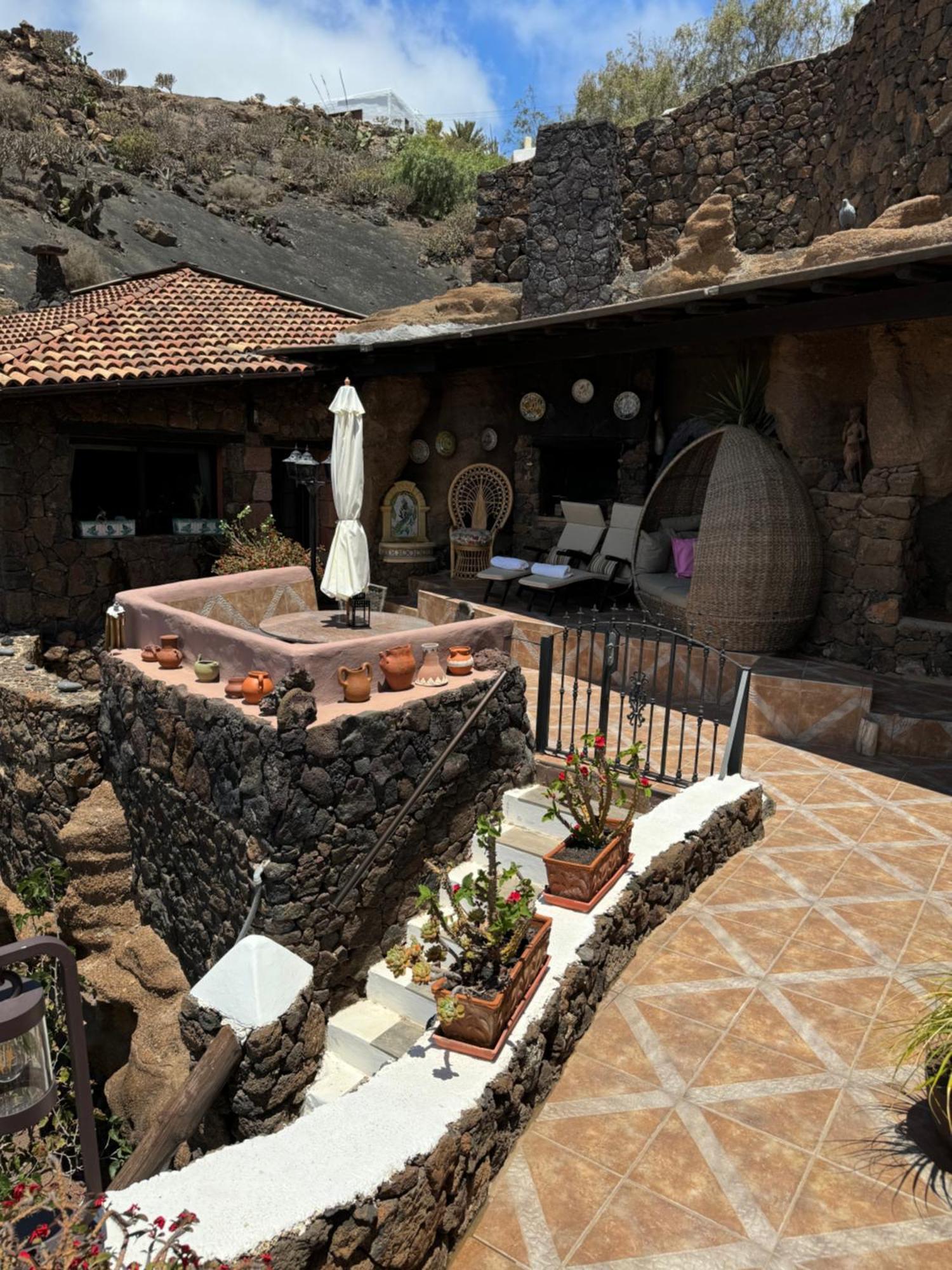 Castillo Lanzarote Villa Sophie - Luxury Villa -Sleep In A Volcanic Cave With Heated Pool 티아즈 외부 사진